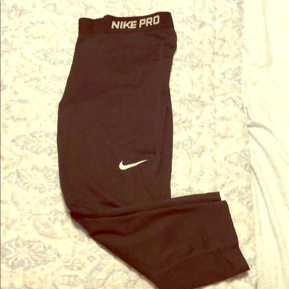 Nike Pants - Nike Athletic Leggings Capri with mess calf
